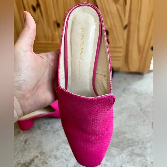 Intentionally Blank Clogs - Picture 3 of 5